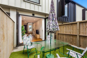 Fresh & sleek Grey Lynn unit with private patio